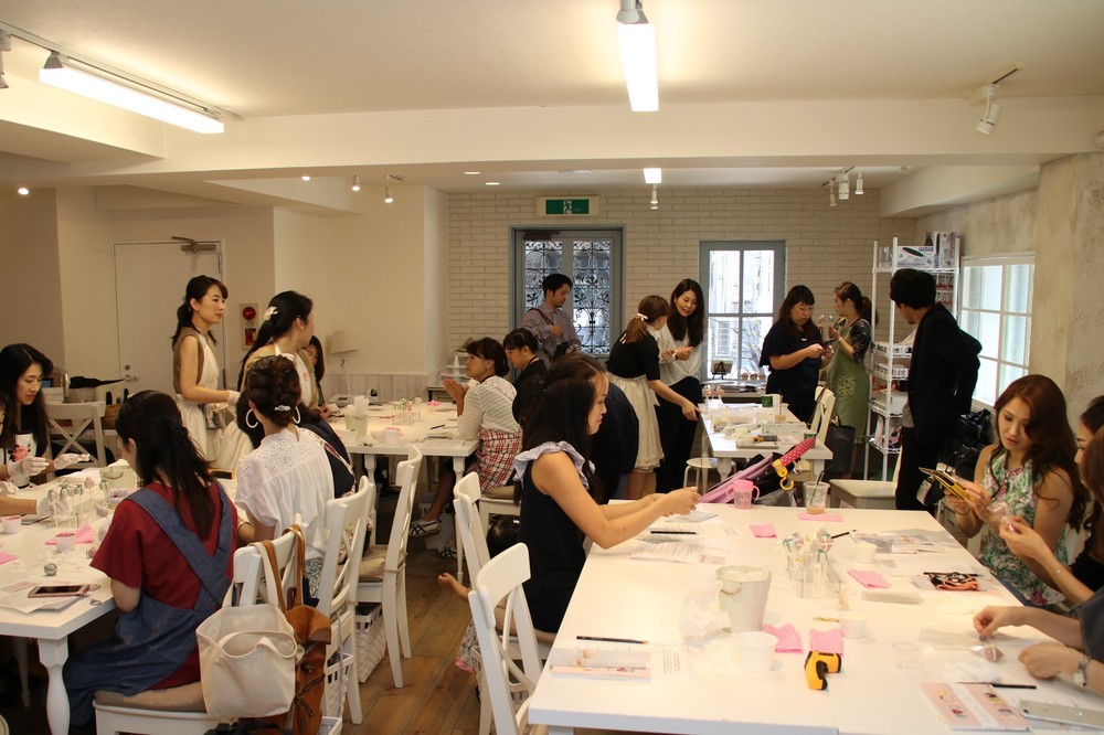 完成した自分の作品を写真に収める人も