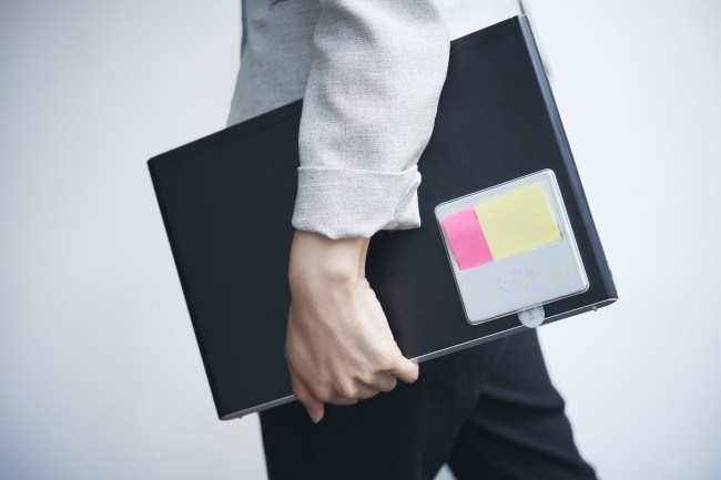 パソコンと持ち運べて片手で出せる　ポップアップタイプ「強粘着ふせん」