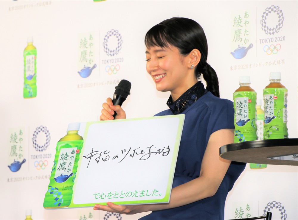 報道陣のフラッシュの嵐に恥じらう吉岡里帆さん