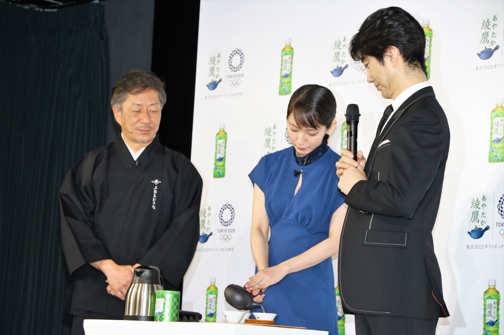 上林春松本店代表の上林秀敏さんの指導の下お茶をいれる吉岡さん