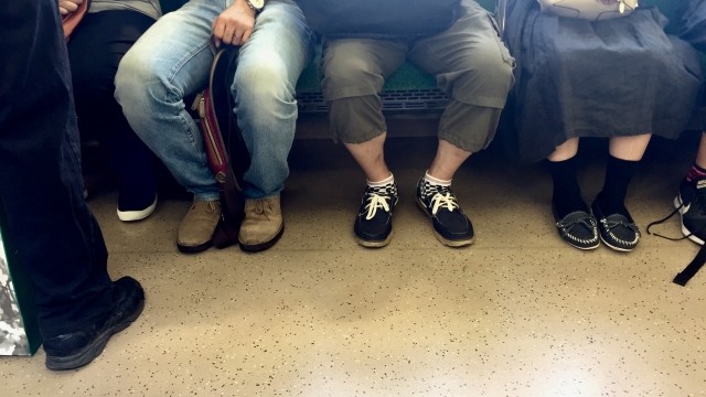 電車の席が空くと自分がサッと座ってしまう彼、嫌？気にしない？
