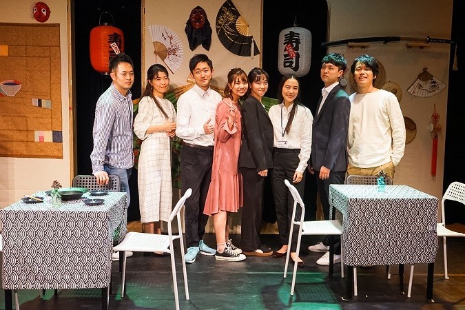 『ナ チャレッチ？』に出演した俳優たち。日本人4名、韓国人4名。3週間の合同稽古で、作品を練り上げた（写真　HANARO project）