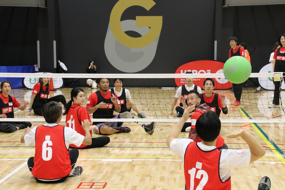 座ったままおこなうシッティングバレーボール