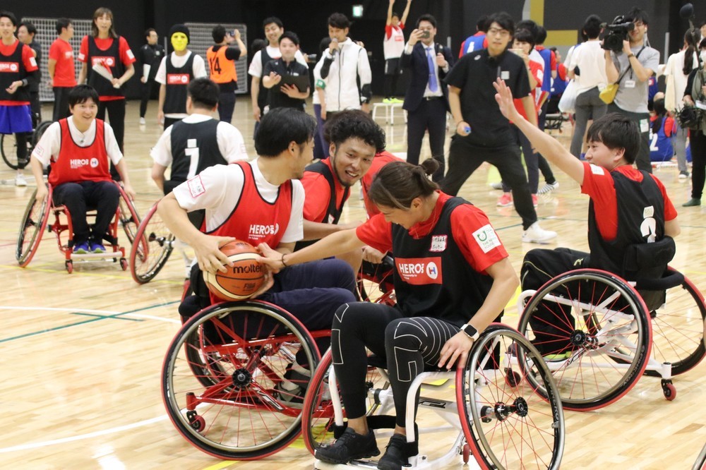 車いすポートボールではボールめがけて激しくぶつかり合う