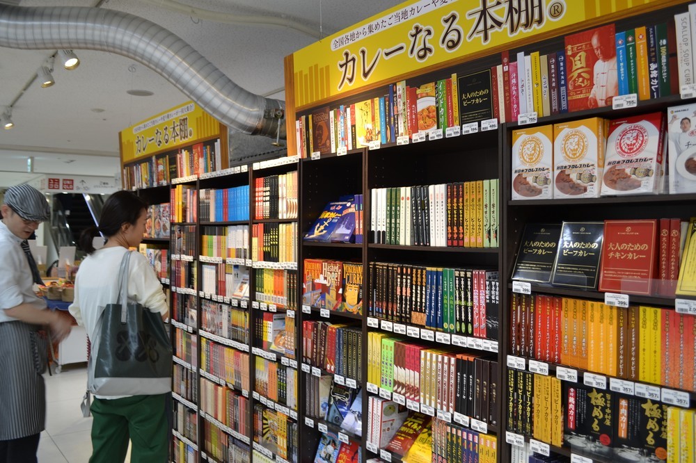 550種類のレトルトカレー集合！　牡蠣に納豆、白桃カレーが「本棚」に並ぶ