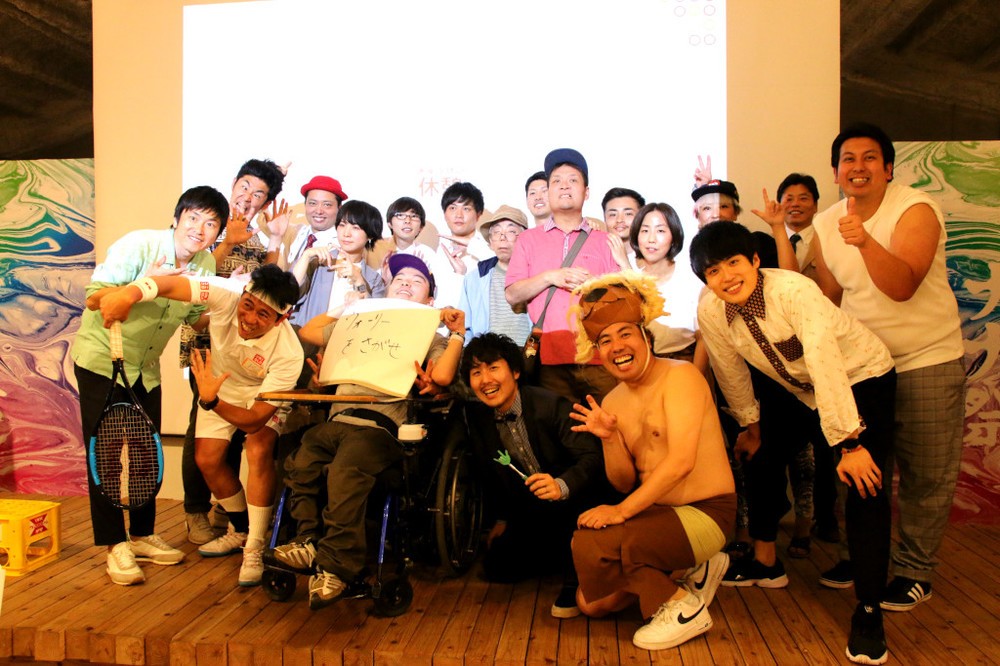 イベントに参加した障害を持つアーティストと、よしもと芸人