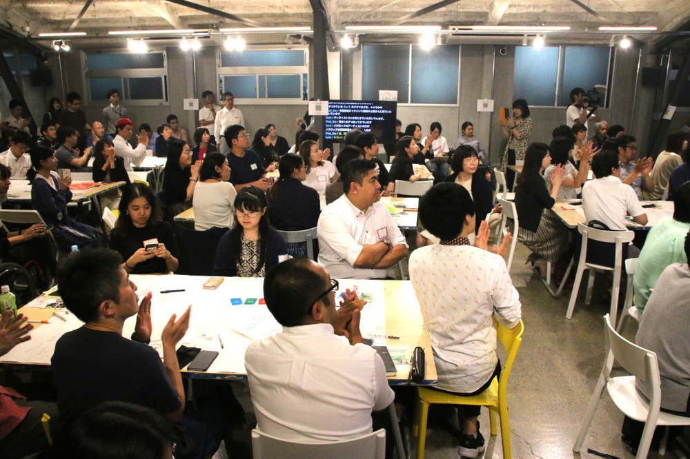 約100名が集まった「よしもと芸人とアソブ 未来言語で new GAME in 100BANCH ナナナナ祭」