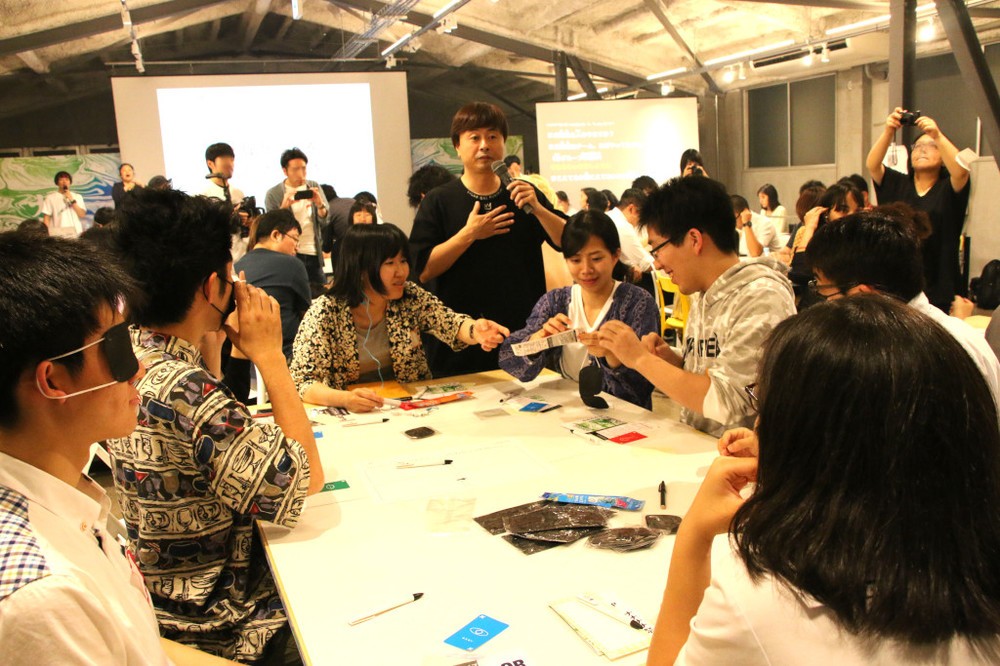 会場内を回って、進行を盛り上げる河本準一さん