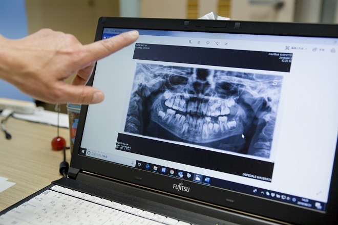 生前の治療記録やレントゲン写真などを照合して、災害犠牲者の身元を確認する。（写真　渡辺誠）
