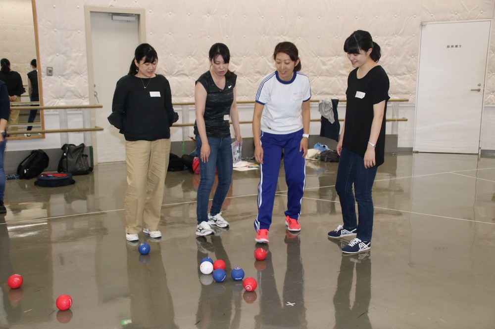 どこに投げるかを真剣に相談する参加者たち