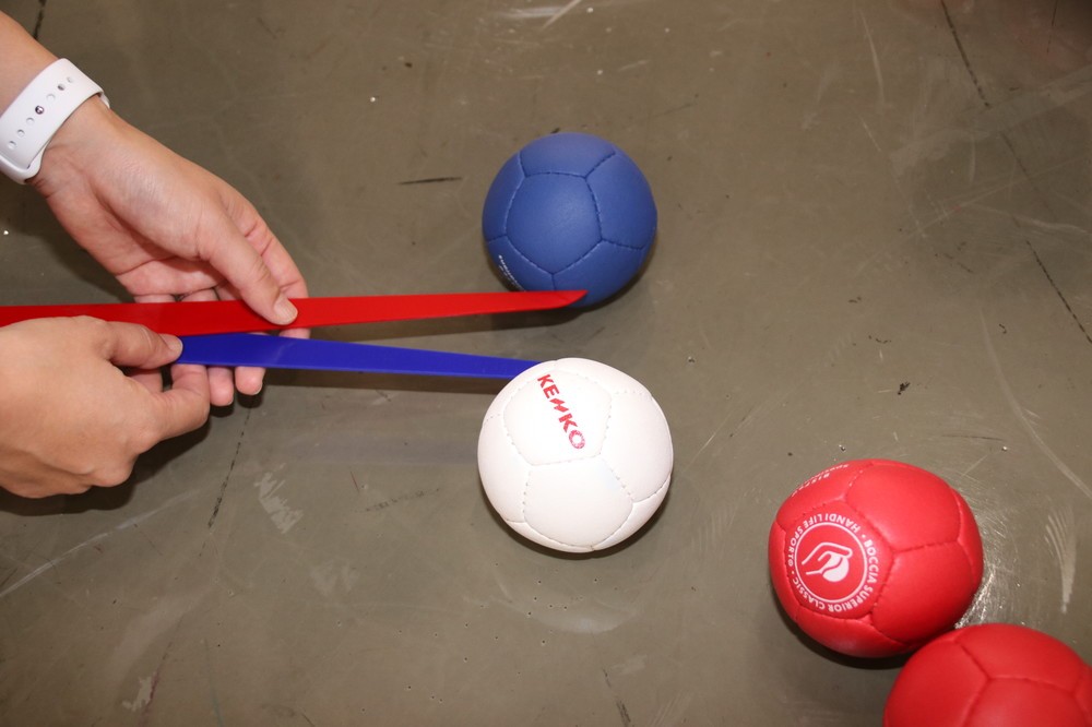 ジャックボールとの距離が僅差の時は専用の器具で計測