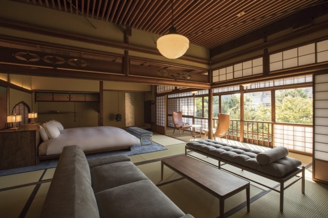 紅に染まる水鏡