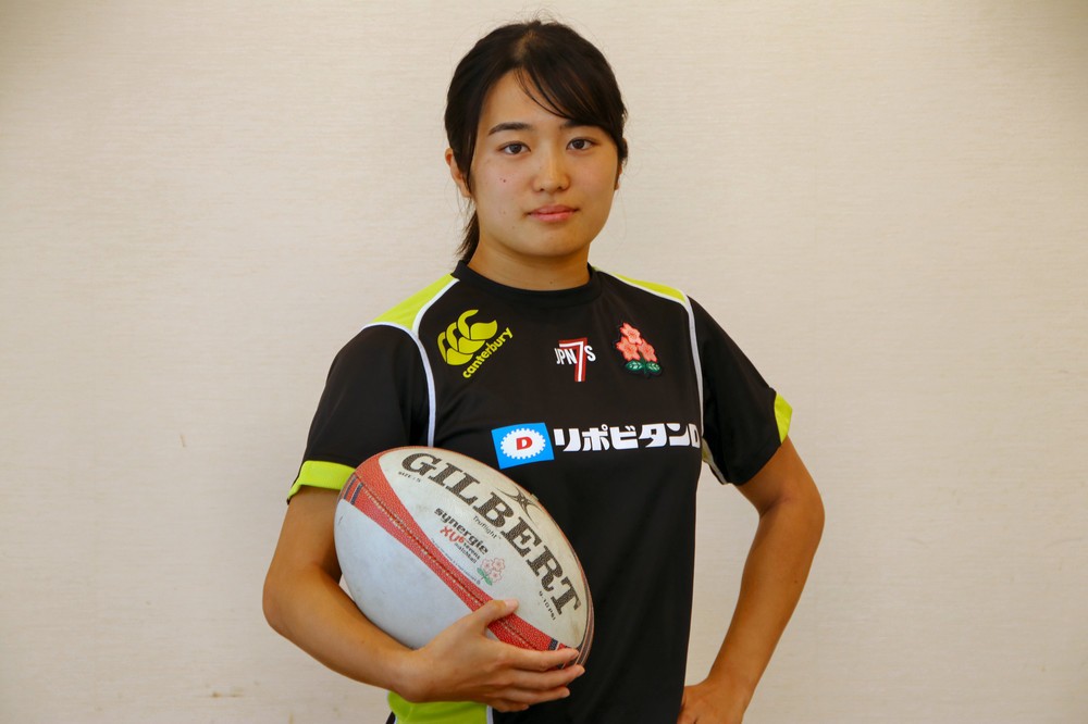 引き締まった表情でラグビーボールを手にする堤選手