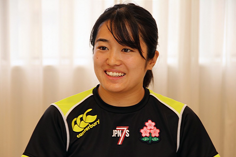 インタビュー中は穏やかな表情で受け答えした