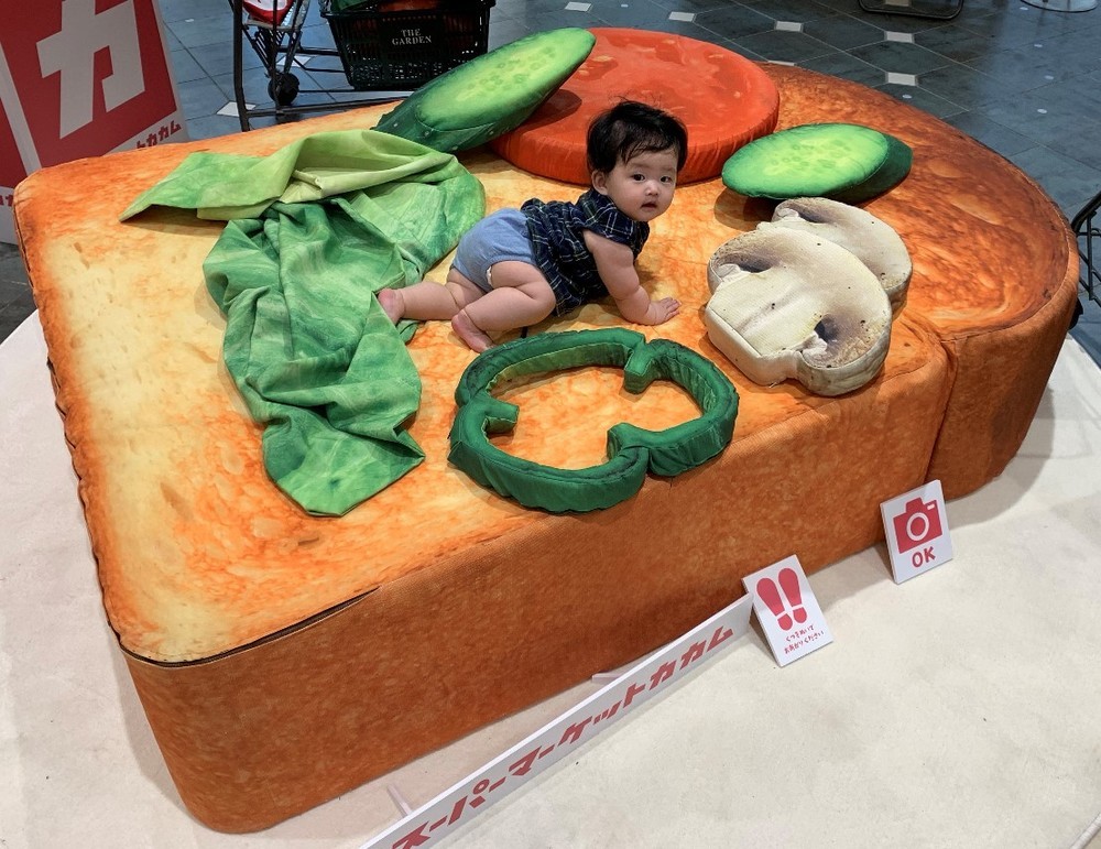 夢の超フカフカ「巨大食パン型ベッド」　赤ちゃん乗った姿がかわいすぎる