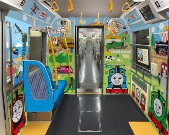 地下鉄車内に「きかんしゃトーマス」現る　都営大江戸線「子育て応援スペース」