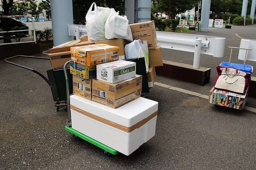 各企業が持ち寄った大量の荷物