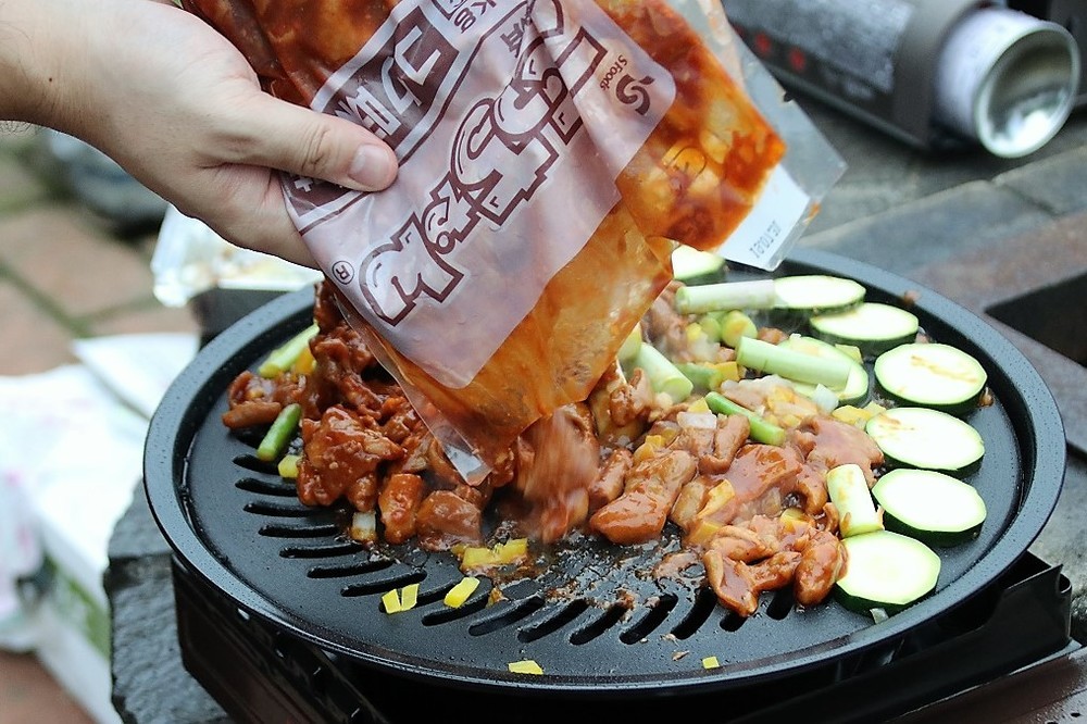 業務用パックの「こてっちゃん」と野菜炒め