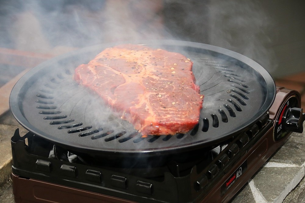 「Donkiステーキ」調理場面