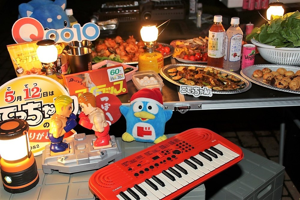 イワタニ・プリムスのガスランタンが照らすなか、食事と会話を楽しんだ