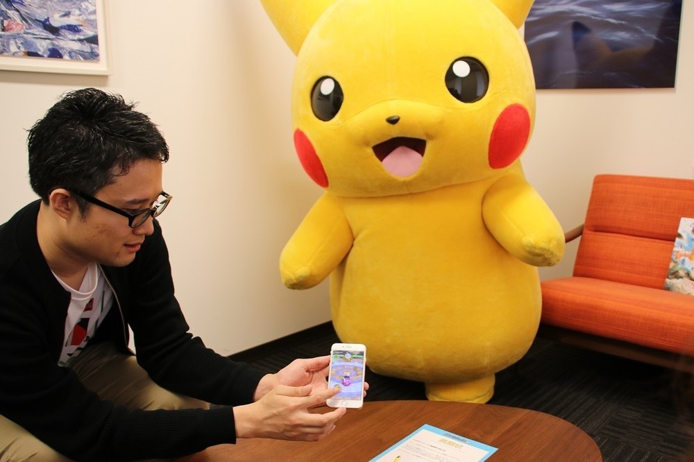 高木さんがポケスクの操作方法を説明