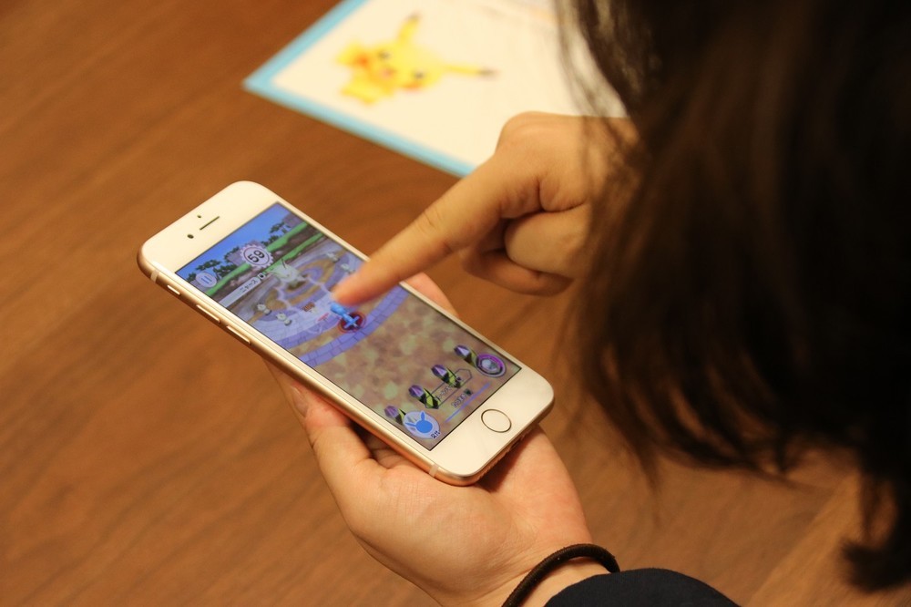 スマホ画面を指でタップするだけの簡単操作