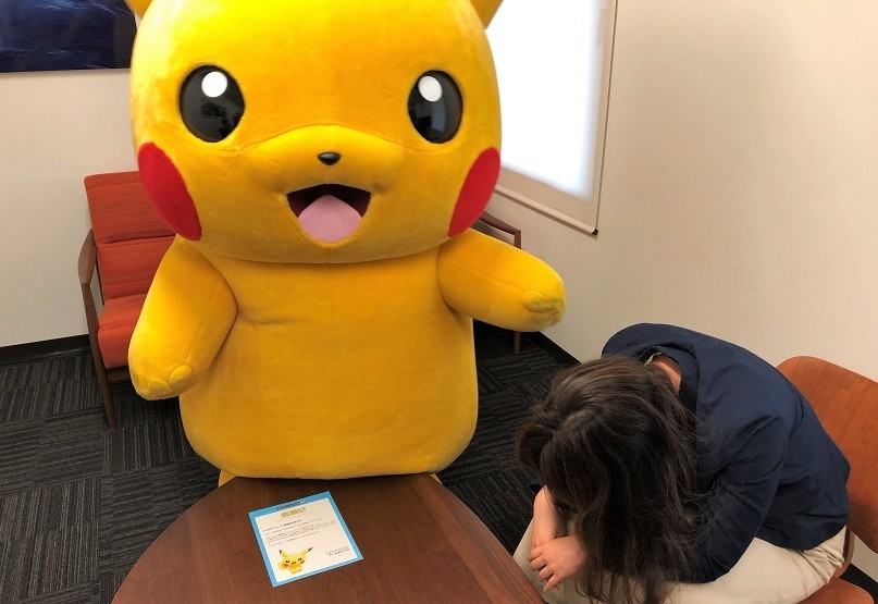 惜敗を喫し、落ち込む記者をピカチュウが慰める