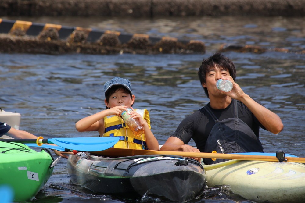 子どもたちと水分補給をする羽根田さん