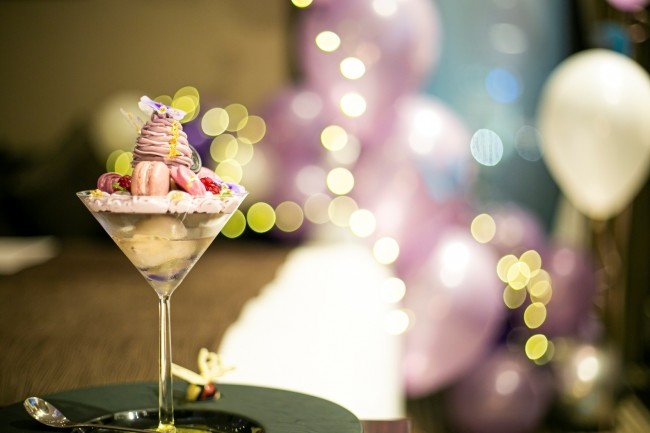 名物のパフェ付き「すみれ色デコレーションルーム」　