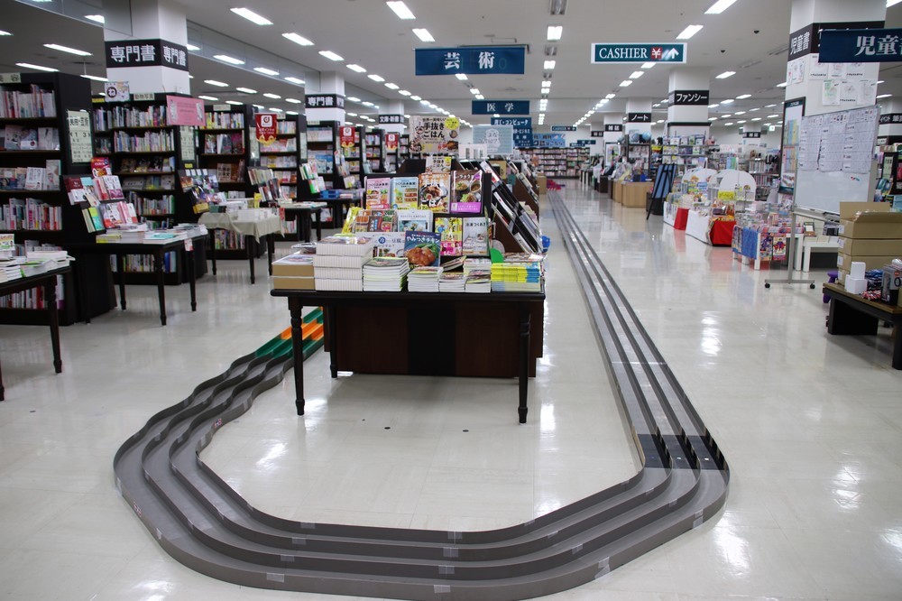 全長（3周）300メートルのコースが書店内に作られた