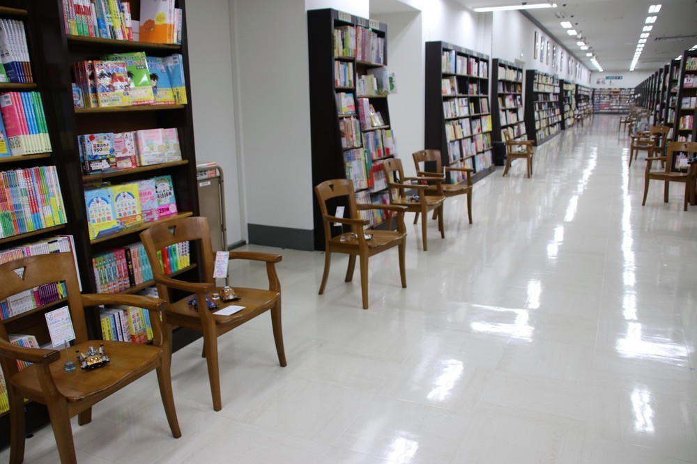 コンクールデレガンスでは、書店内通路に並べた椅子にミニ四駆を展示