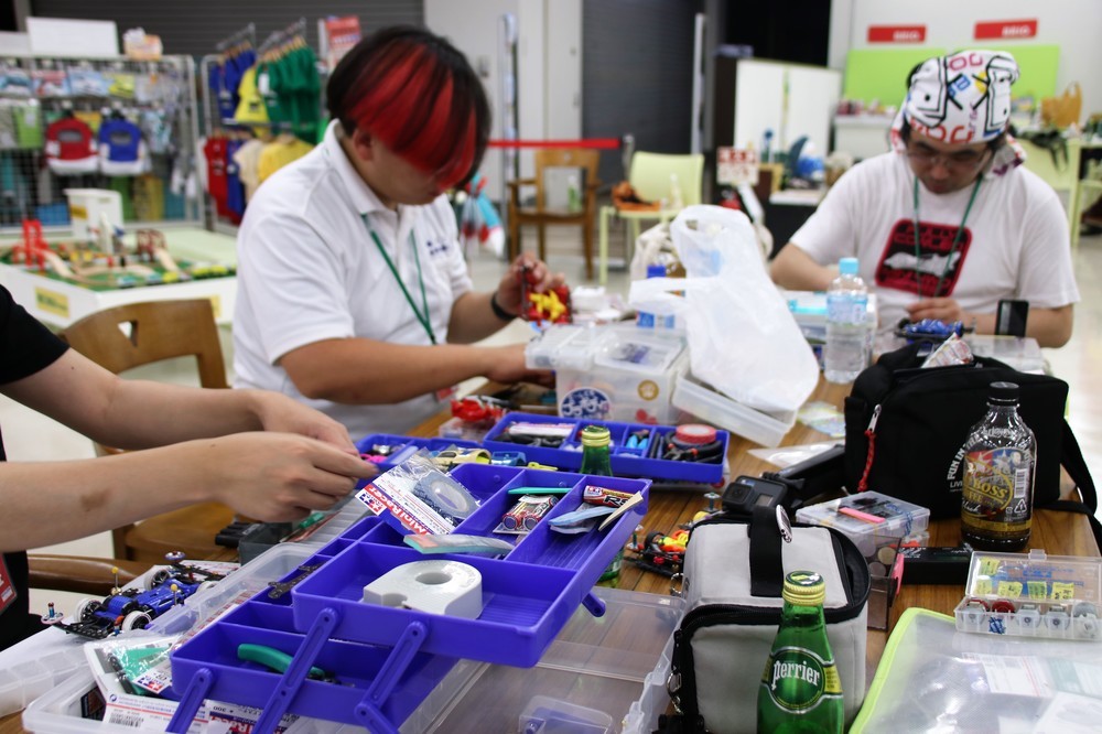 各担当者はレースの合間にミニ四駆をこまめに手入れ