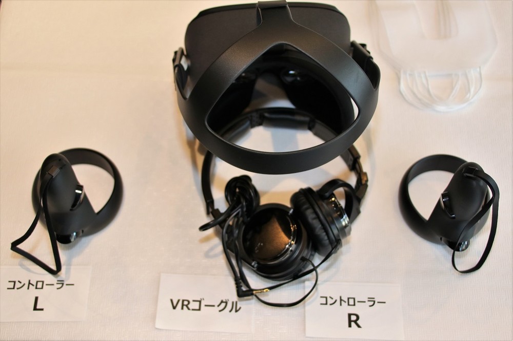 身に着けるVRゴーグルとコントローラー