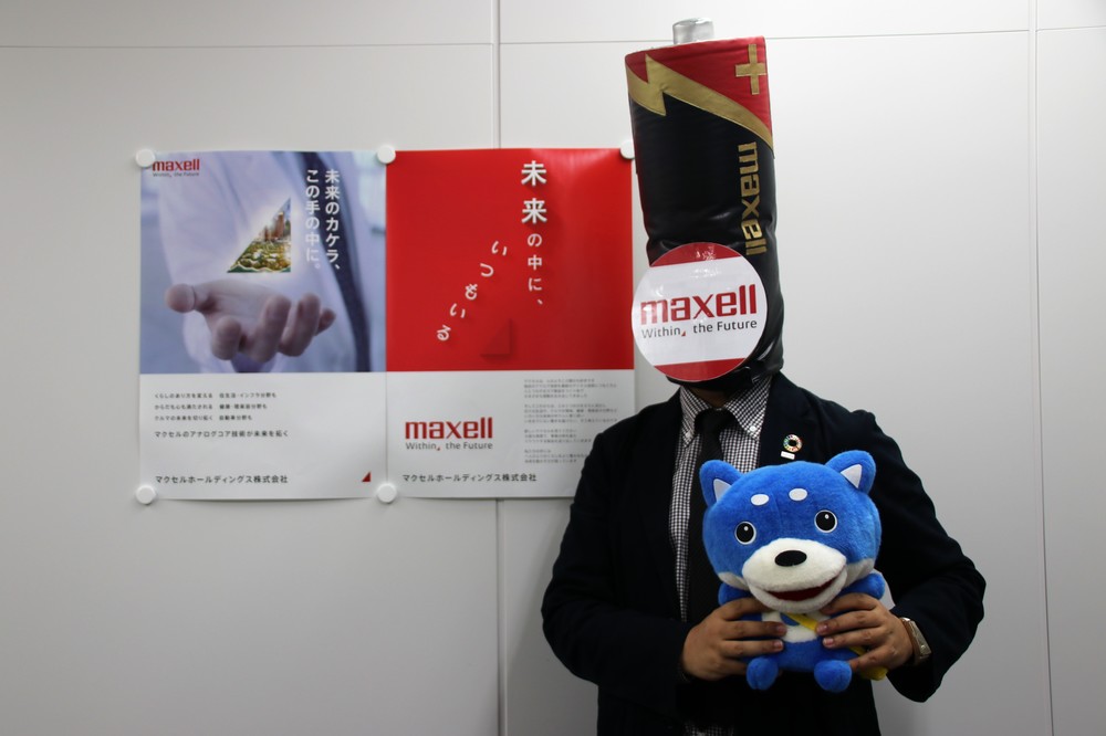 J-CASTニュース編集部の公式キャラクター「カス丸」と2ショット