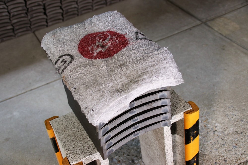 瓦の上に置かれたタオルの赤丸を狙う