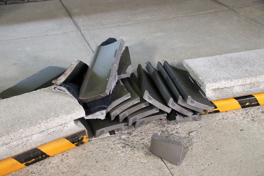 記者が割った瓦