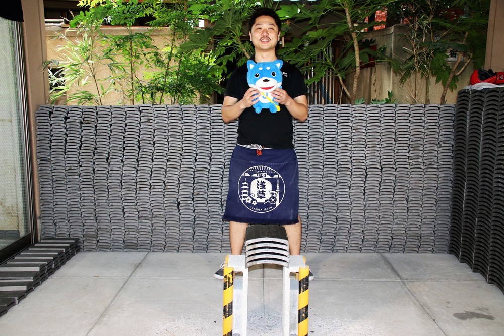 「瓦割りカワラナ」代表の川口民夫さんとJ-CASTニュース編集部の公式マスコットキャラクター・カス丸