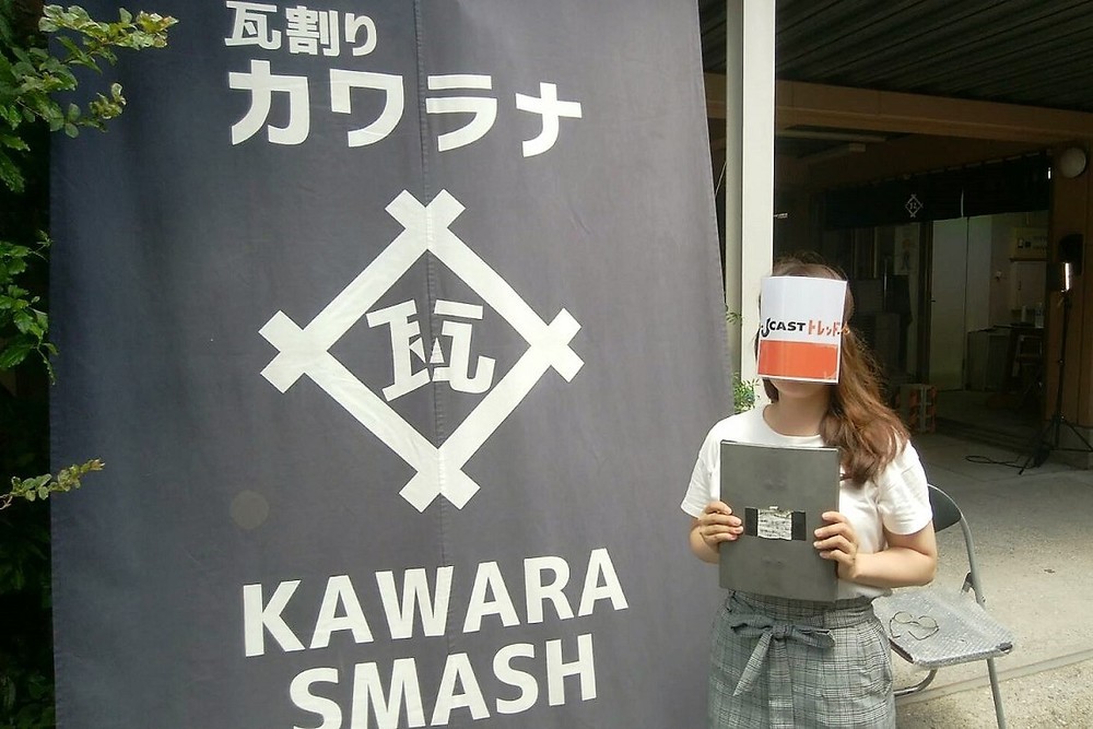 通りに面しているので、多いと20～30人くらい観客が集まるという