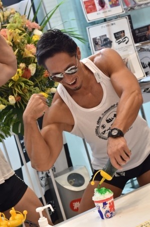 マッチョたちが筋肉を見せつけながらカキ氷を削る