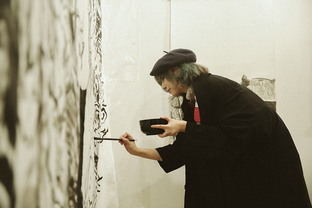 作品制作中の様子　(c) 大宇宙釀