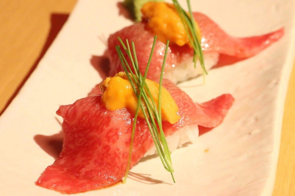 ウニ載せた近江牛サーロインの贅沢寿司　銀座の焼き肉店「にくTATSU」開店