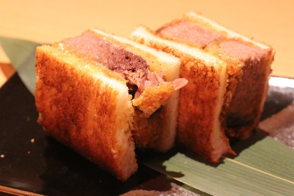 10時間煮込んだ近江牛タンのカツサンド