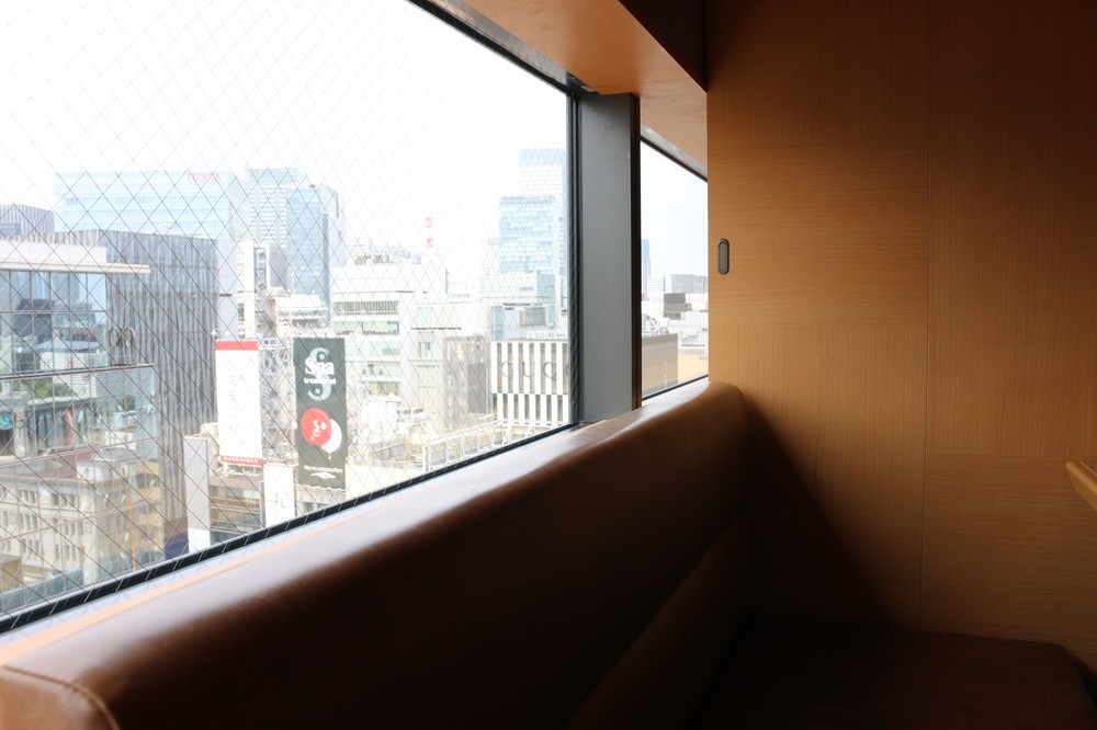 店舗には銀座の街を見下ろせる席もある