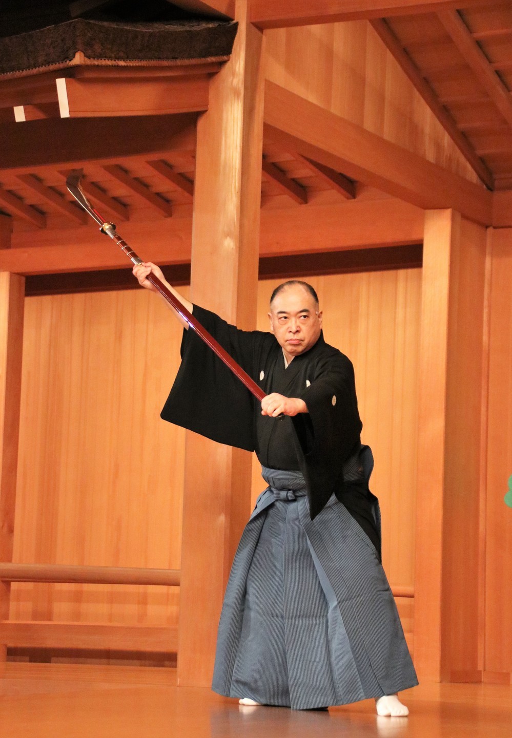 仕舞「船弁慶」を披露する観世銕之丞さん