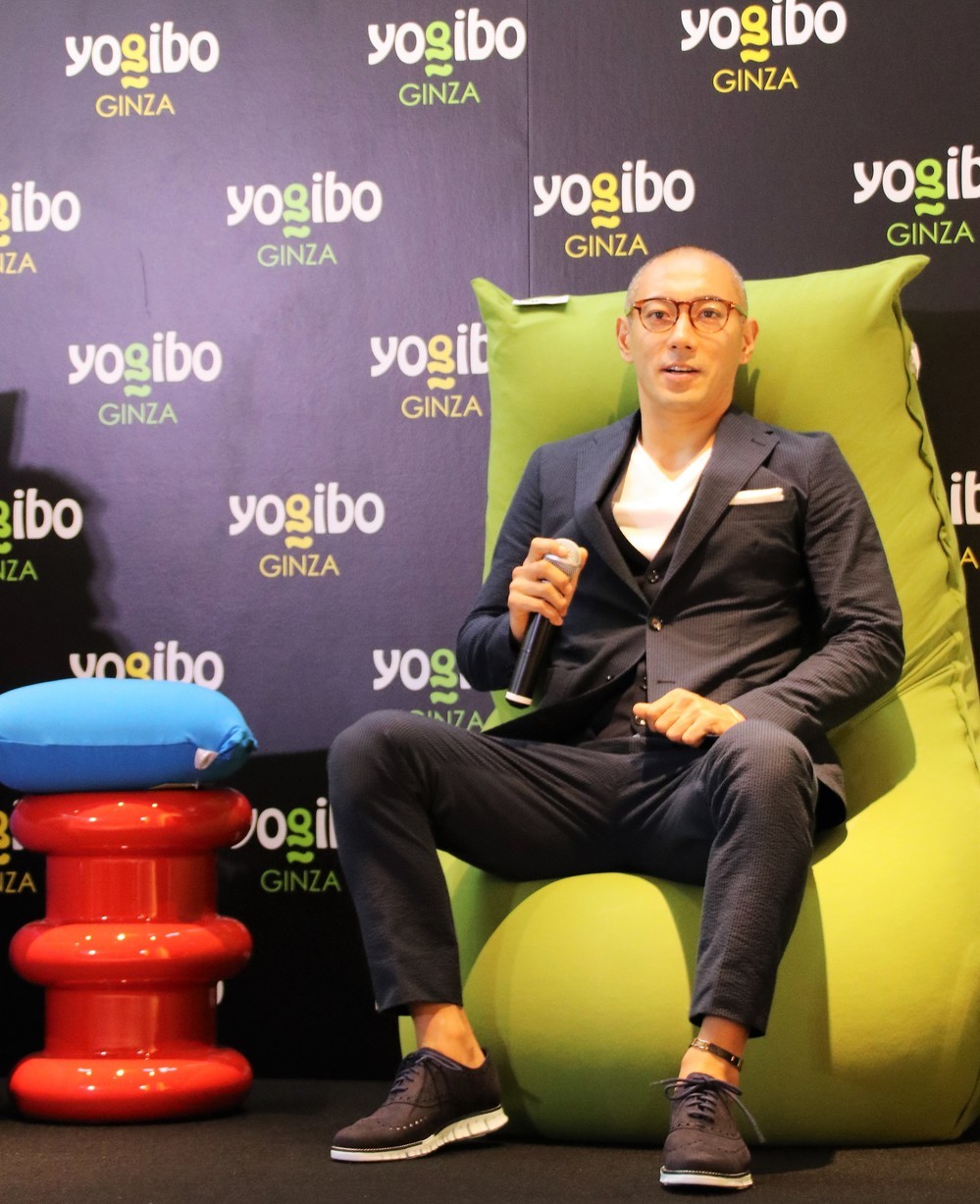 Yogibo Maxに腰掛ける海老蔵さん