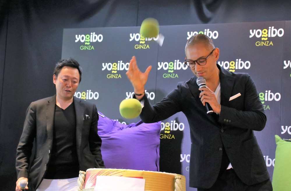 Yogibo ball miniを投げる海老蔵さん