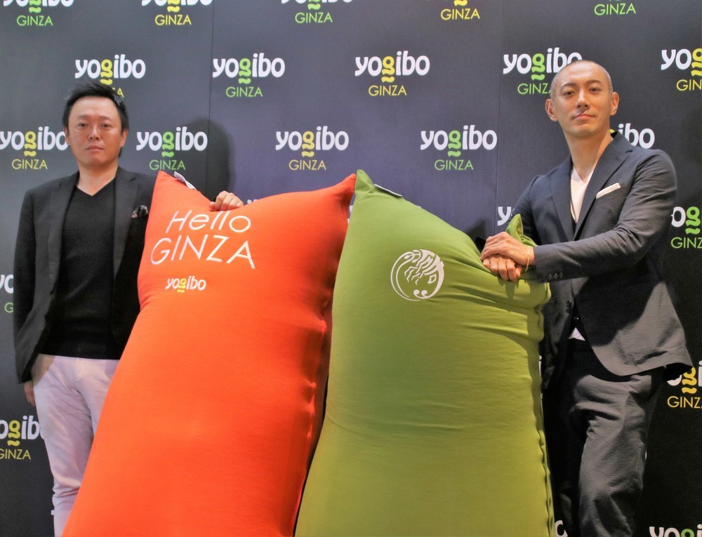 海老蔵さんの紋「壽の字海老」を刺繍したYogibo Max