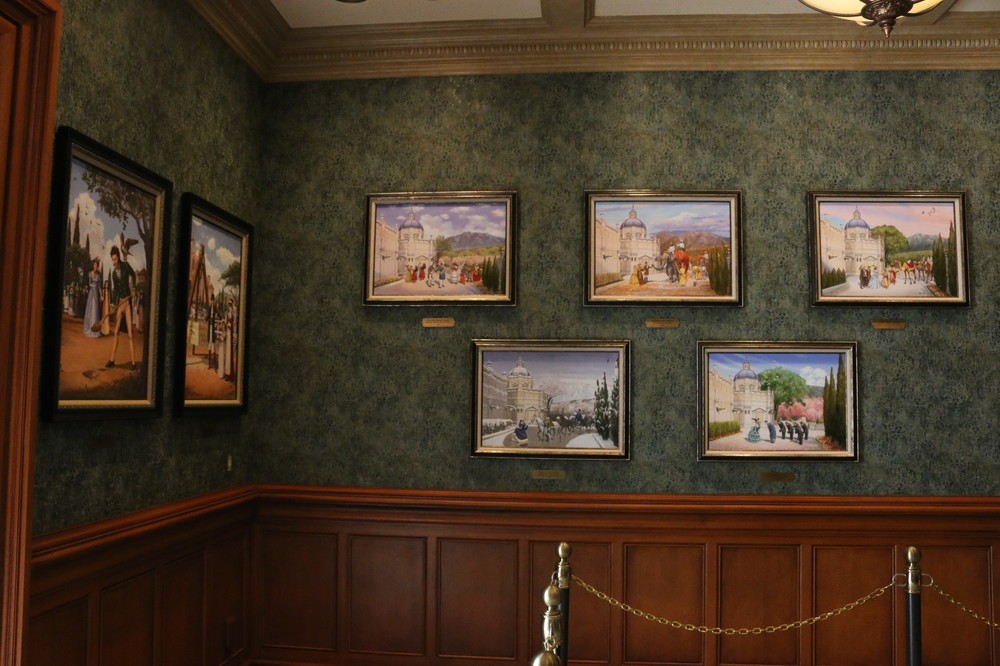 ロビーには博物館の起工式やオープニングセレモニーの様子が描かれた絵画などが展示されている