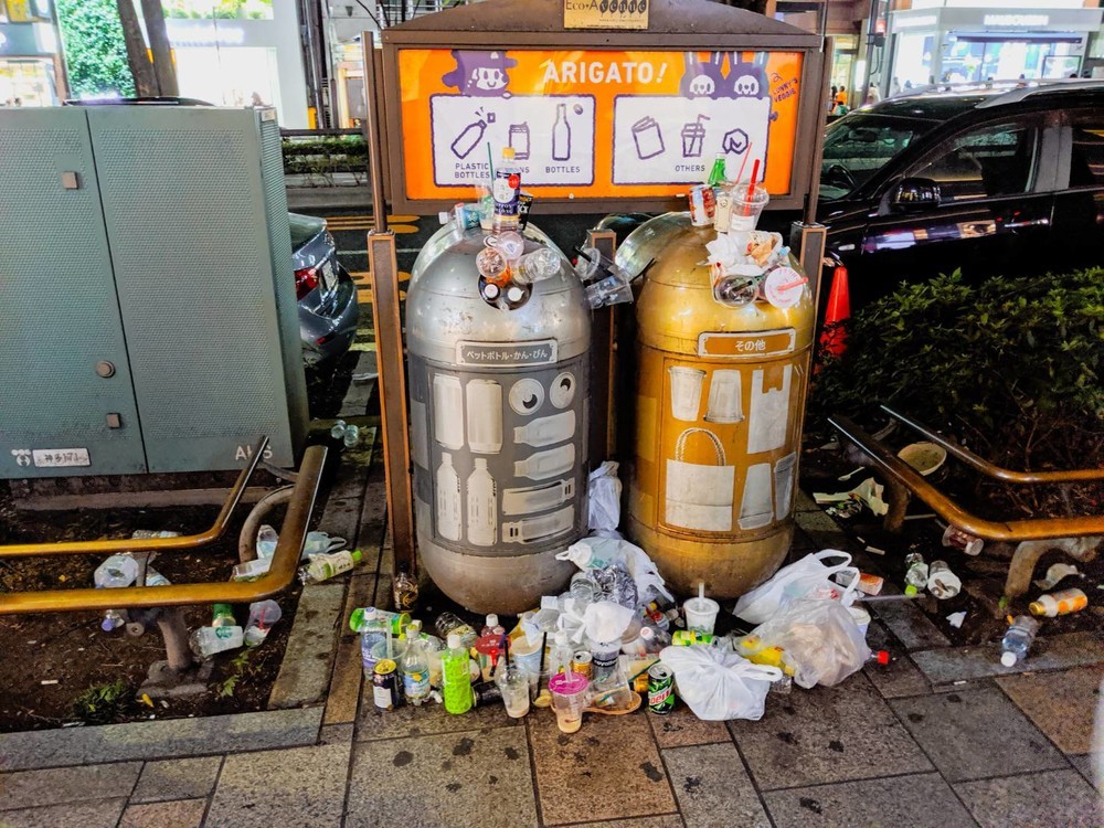 散乱するタピオカゴミ