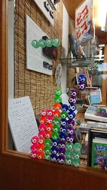 スーパーボールを加工して作った「ぷよぷよ」のディスプレイ